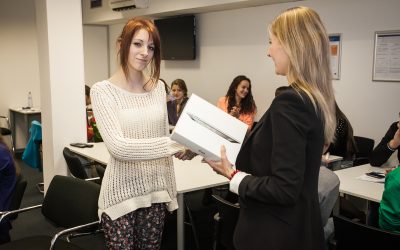 Študenti z Gymnázia Pankúchová a z Detského domova Studienka si vyskúšali deň v AXA
