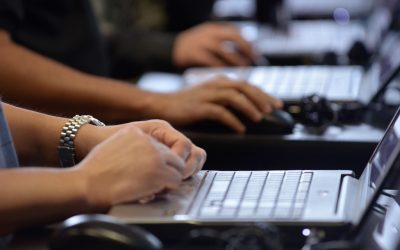 Človek v ohrození hľadá online špecialistku/špecialistu